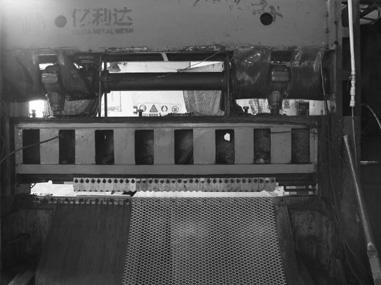 買了第一臺鋼板網(wǎng)機(jī)。